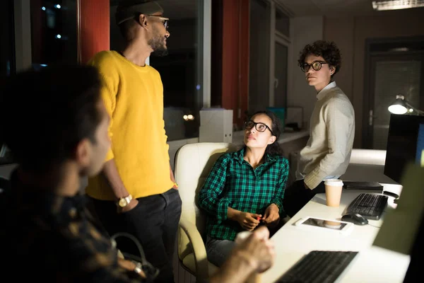 Retrato Equipo Multiétnico Jóvenes Que Trabajan Hasta Tarde Noche Oficina — Foto de Stock