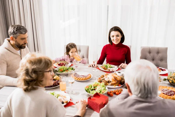 Retrato Tons Quentes Grande Família Feliz Curtindo Jantar Natal Juntos — Fotografia de Stock