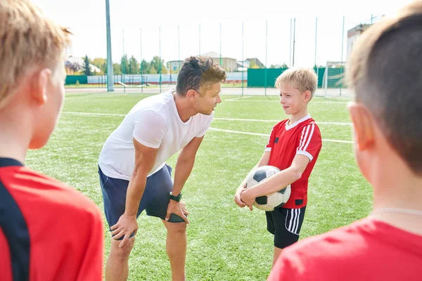 Portret Van Coach Praten Met Junior Football Team Het Geven — Stockfoto