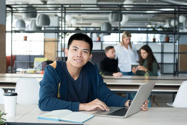 Portret Van Jonge Aziatische Man Glimlachend Bij Camera Tijdens Het — Stockfoto