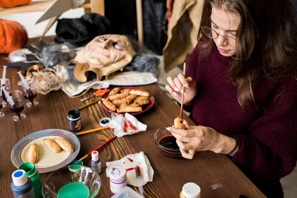 Mujer Joven Concentrada Seria Vasos Sentados Mesa Madera Añadiendo Colorante — Foto de Stock