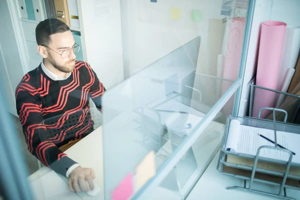 Analista Moderno Bonito Sério Óculos Sentados Mesa Usando Computador Desktop — Fotografia de Stock