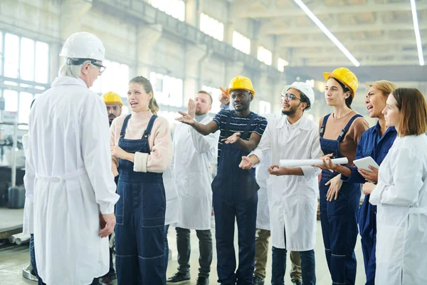 Porträtt Känslomässig Ung Kvinna Pratar Med Mogen Chef Arbetstagare Strejk — Stockfoto