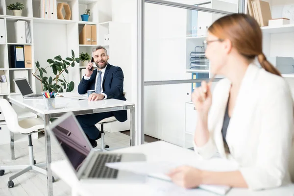 Positiv Selbstbewusste Gut Aussehende Männliche Führungskraft Formalbekleidung Sitzt Tisch Und — Stockfoto