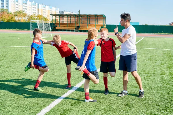 Full Length Portrait Teacher Helping Boys Doing Stretching Exercises Outdoors — Stock Photo, Image