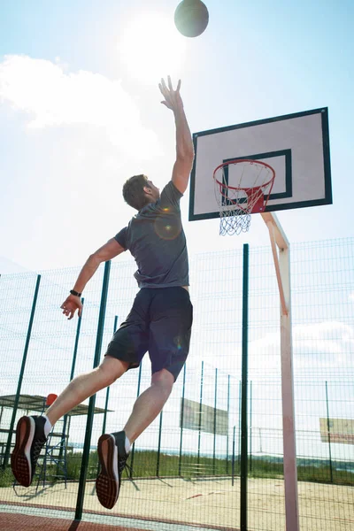 Úplná Délka Zpět Pohled Portrét Mladého Sportovce Střílečku Basketbalovém Hřišti — Stock fotografie