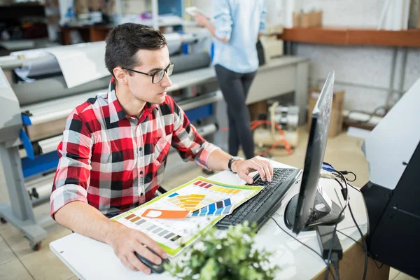 Junger Lässiger Mann Mit Brille Sitzt Tisch Mit Papierfarbenpalette Und — Stockfoto