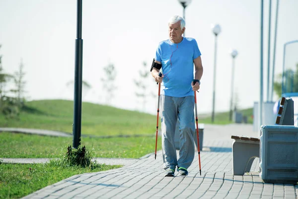 Ritratto Completo Uomo Anziano Attivo Che Pratica Nordic Walking Con — Foto Stock