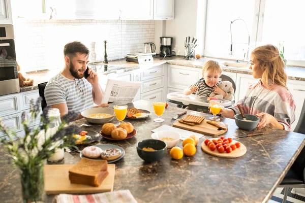 Retrato Una Familia Joven Feliz Disfrutando Del Desayuno Cocina Padres —  Fotos de Stock