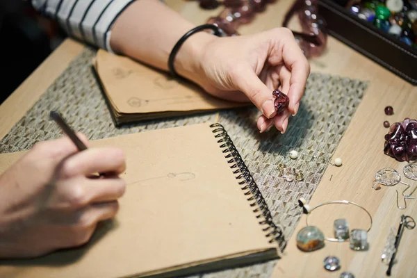 Fechar Mulher Irreconhecível Desenho Esboços Criar Belas Jóias Artesanais Espaço — Fotografia de Stock