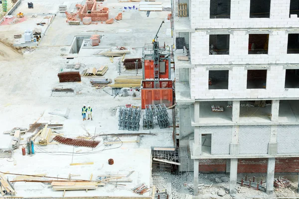 プロジェクト コピースペースを議論クルー労働者と建設現場の広い角度ショット — ストック写真