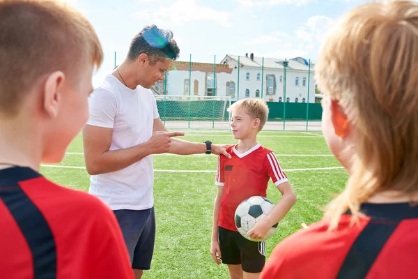 Zijaanzicht Portret Van Glimlachende Coach Praten Met Junior Football Team — Stockfoto