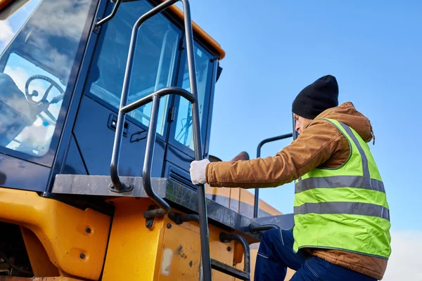 Portrait Bearded Worker Climbing Ladder Heavy Yellow Truck Cold Blue — Stock Photo, Image