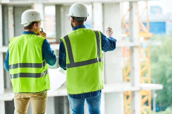 Achteraanzicht Portret Van Twee Bouwvak Werkers Met Hard Hoeden Reflecterende — Stockfoto