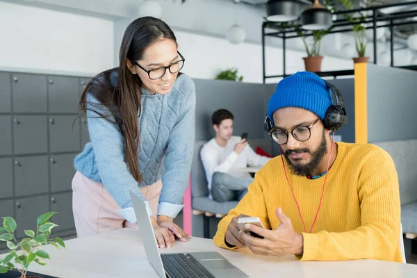 Contenidos Jóvenes Colegas Creativos Multiétnicos Ropa Casual Probando Nueva Aplicación — Foto de Stock