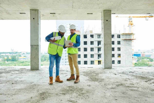 Serieuze Geconcentreerde Jonge Interraciaal Ingenieurs Beschermende Vesten Hardhats Analyseren Van — Stockfoto