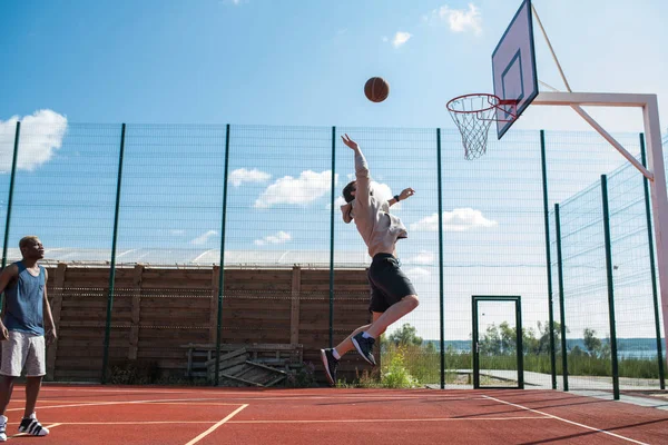 Široký Pohled Mladého Sportovce Skákající Vysoko Stříkající Míč Hoop Zachycen — Stock fotografie