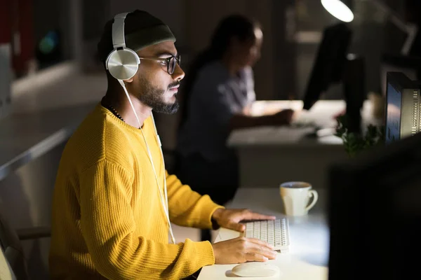 Porträt Eines Zeitgenössischen Mannes Aus Dem Mittleren Osten Der Spät — Stockfoto