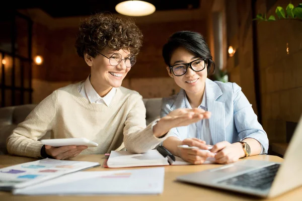 Fröhlich Selbstbewusstes Erfolgreiches Junges Multiethnisches Marketing Team Sitzt Mit Papieren — Stockfoto