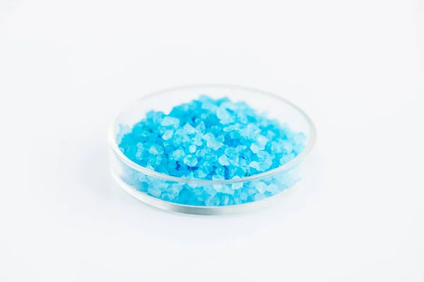 Nahaufnahme Blauer Kristalle Petrischale Isoliert Auf Weißem Hintergrund Chemisches Laborkonzept — Stockfoto