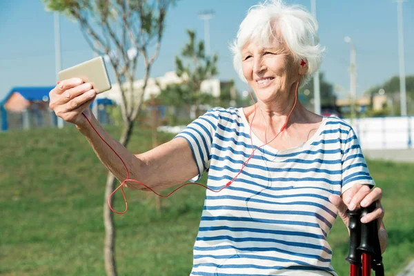 Ritratto Vita Donna Anziana Moderna Che Gode Nordic Walking Con — Foto Stock