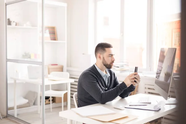 Vista Laterale Ritratto Uomo Barbuto Utilizzando Smartphone Lavoro Ufficio Moderno — Foto Stock