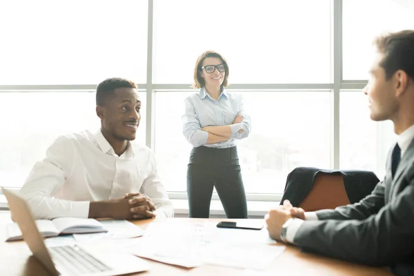 Especialistas Empresariais Multi Étnicos Modernos Positivos Discutindo Projeto Startup Brainstorming — Fotografia de Stock