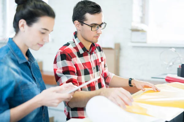 Personnel Imprimerie Travaillant Avec Papier Coloré Ils Choisissent Des Matériaux — Photo