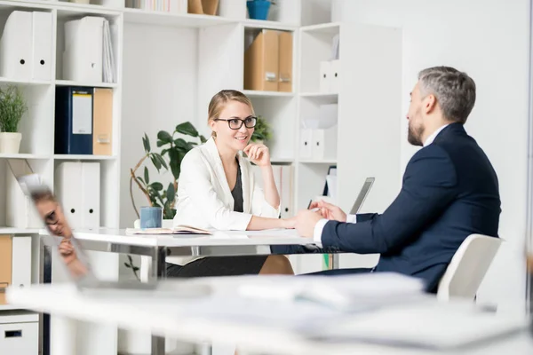 Zufriedene Selbstbewusste Geschäftspartner Sitzen Tisch Modernen Büro Und Diskutieren Die — Stockfoto