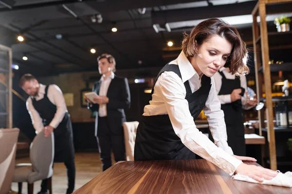 Seria Camarera Joven Ocupada Sus Colegas Preparando Restaurante Para Abrir — Foto de Stock