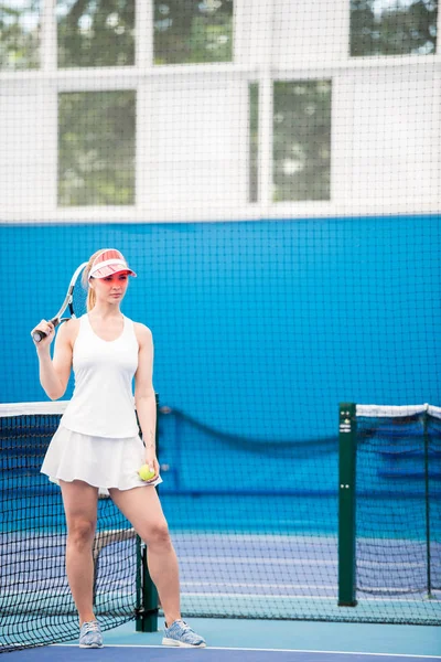 Full Längd Porträtt Kvinnlig Tennisspelare Poserar Stå Med Netto Inomhus — Stockfoto