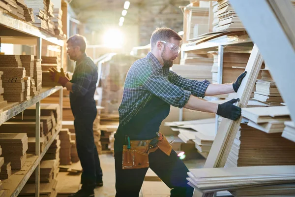 Serieuze Geconcentreerde Knappe Bebaarde Magazijnmedewerkers Van Meubelfabriek Die Veiligheidsbrillen Dragen — Stockfoto