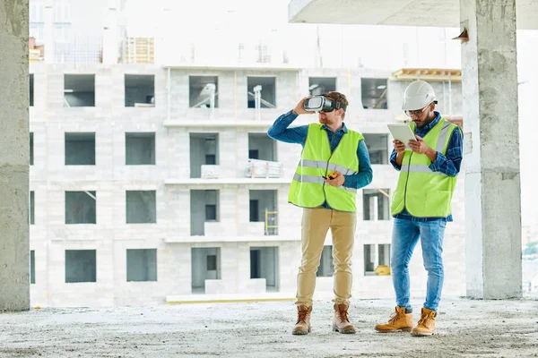 Två arbetare som använder VR på plats — Stockfoto