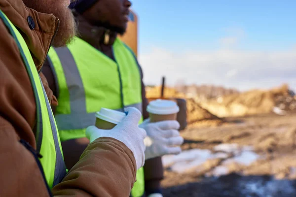 Fechar Dois Trabalhadores Afro Americano Beber Café Conversar Lado Caminhão — Fotografia de Stock