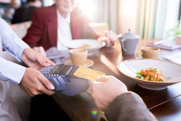 在餐厅使用 Nfc 技术使用非接触式信用卡支付客户的手 — 图库照片
