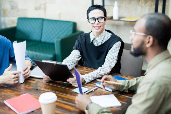 Alegre Mujer Madura Confiada Creativa Especialista Gafas Sentado Mesa Con — Foto de Stock