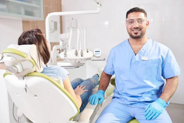 Porträtt Mogna Mellanöstern Tandläkare Leende Och Tittar Kameran Medan Poserar — Stockfoto