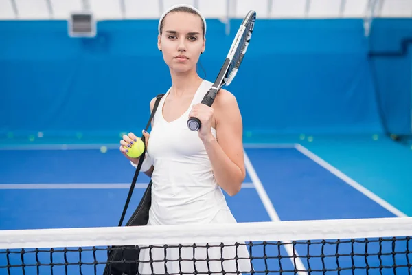 테니스 코트에서 포즈를 여자의 초상화는 연습을 카메라를 — 스톡 사진