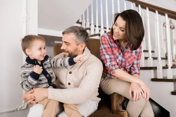 Retrato Família Feliz Brincando Com Filho Aproveitando Tempo Juntos Casa — Fotografia de Stock