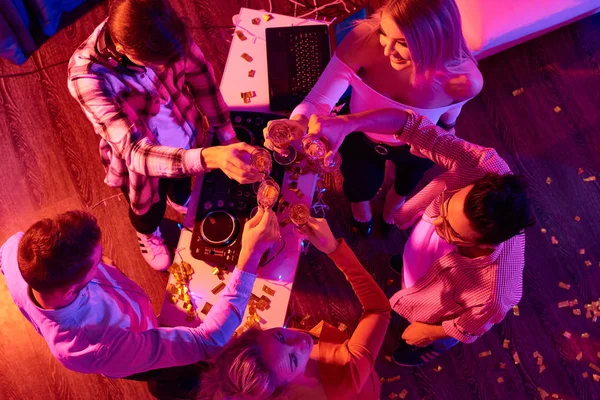 从上面的照片中 在一起的年轻人与香槟酒在家里举行了现代聚会 — 图库照片