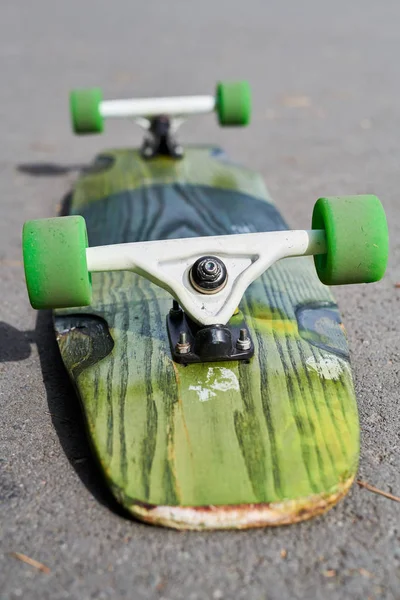 Primo Piano Del Longboard Rovesciato Sdraiato Sul Cemento Parco Estremo — Foto Stock