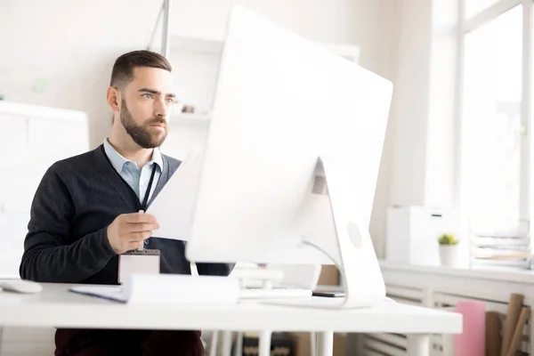 Retrato Hombre Negocios Barbudo Guapo Usando Computadora Mientras Trabaja Escritorio — Foto de Stock