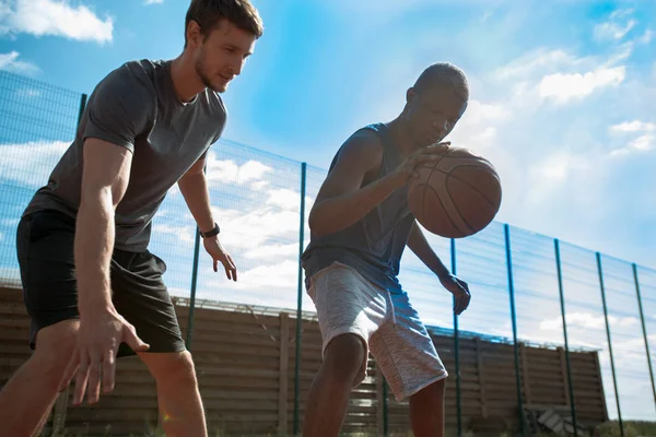 Action Aufnahme Von Zwei Jungen Männern Beim Basketballspielen Freien Sonnenlicht — Stockfoto