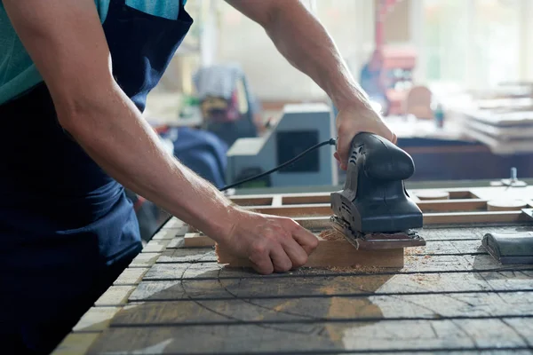 Close Portret Van Sterke Mannelijke Handen Scheren Stuk Van Hout — Stockfoto