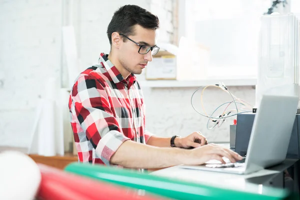 Grave Tecnico Maschio Concentrato Occhiali Che Indossa Camicia Scacchi Utilizzando — Foto Stock