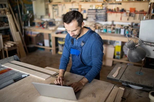 Alto Angolo Ritratto Falegname Maturo Utilizzando Computer Portatile Mentre Lavora — Foto Stock