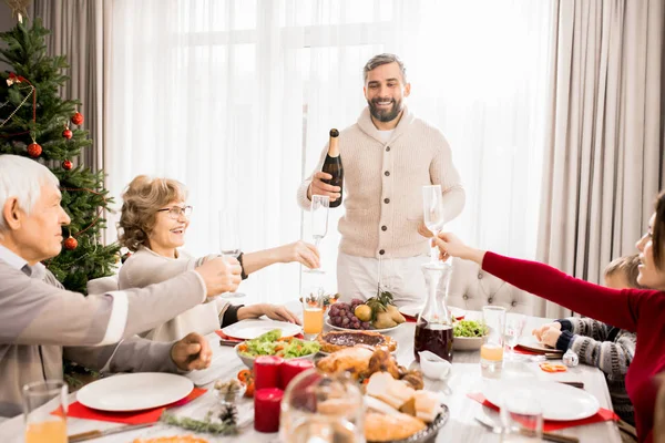 Retrato Tons Quentes Grande Família Feliz Desfrutando Jantar Natal Juntamente — Fotografia de Stock