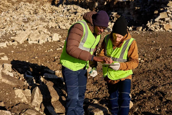 Biri Afrikalı Yerinde Maden Madenlerini Denetleyen Dijital Tablet Kullanan Yansıtıcı — Stok fotoğraf