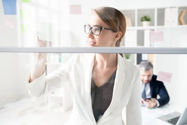 Fröhlich Selbstbewusst Attraktive Marketing Expertin Brille Macht Notizen Auf Aufkleber — Stockfoto