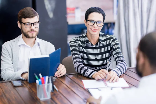 Squadra Positiva Responsabili Che Tengono Colloquio Lavoro Con Nuovo Candidato — Foto Stock